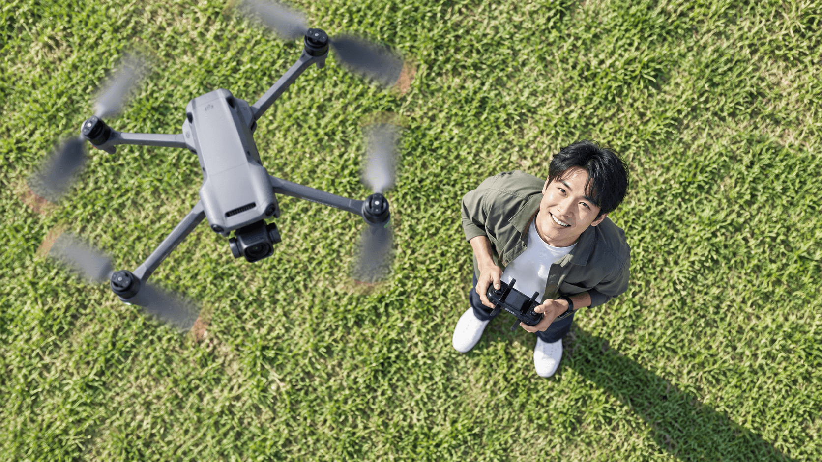 無料体験会でドローンを操縦する参加者